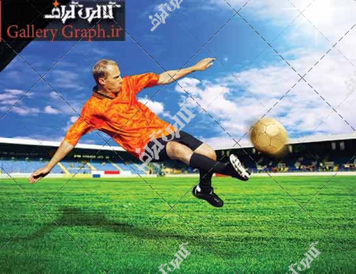 تصویر شوت زدن فوتبالیست به توپ