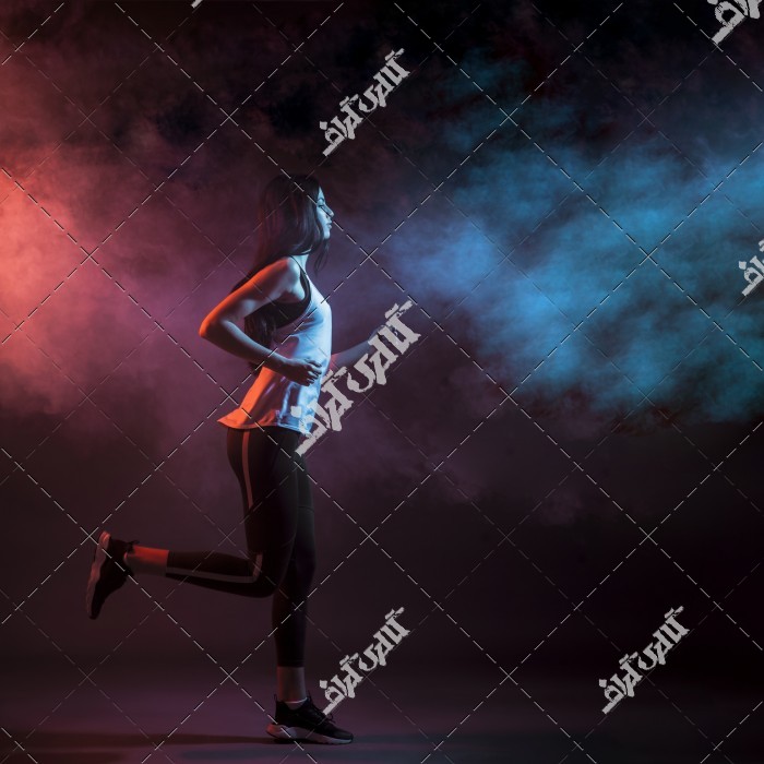 تصویر باکیفیت دختر ورزشکار در حال دویدن