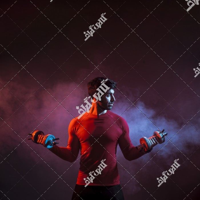 تصویر مرد ورزشکار در زمینه رنگی
