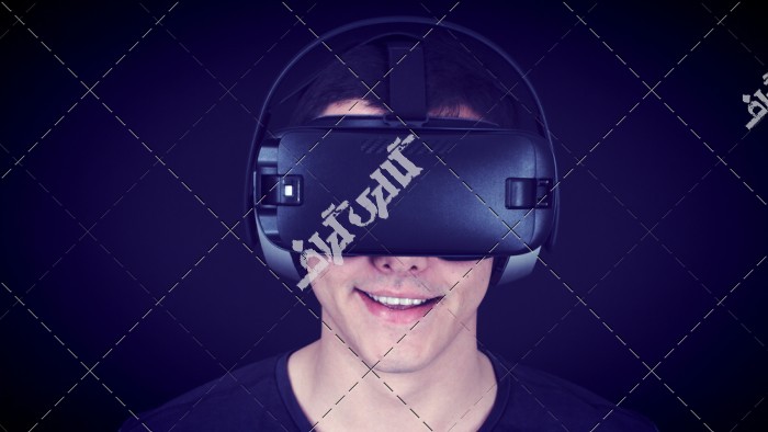 دانلود تصویر استوک مرد جوان با استفاده از هدست VR و تجربه واقعیت مجازی