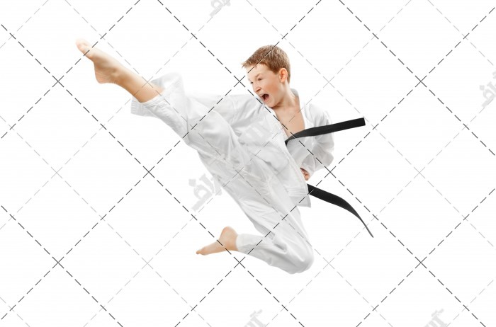 تصویر باکیفیت پسر جوان در حال نمایش فنون کاراته