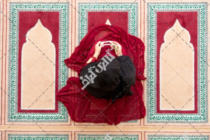 تصویر دختر مسلمان در حال دعا کردن در مسجد