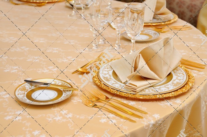 تصویر میز غذای تزئین شده طلایی رنگ
