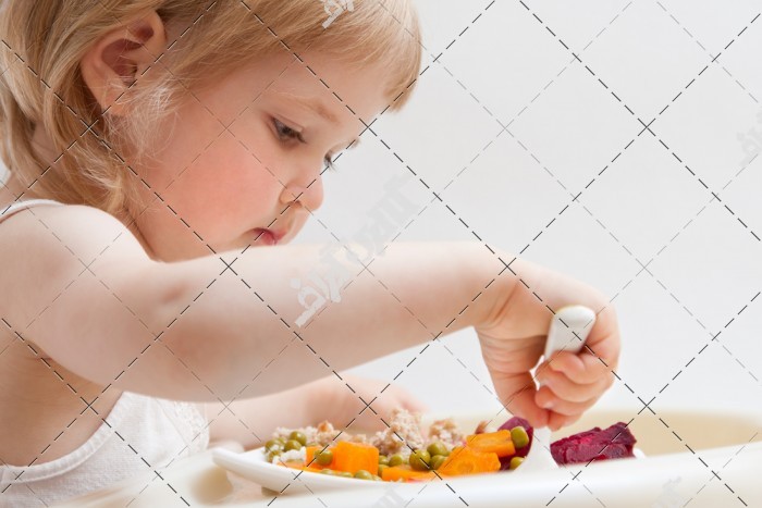 دانلود تصویر با کیفیت کودک در حال غذا خوردن