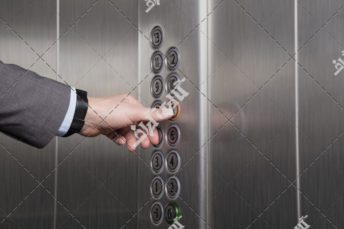 نمای از داخل آسانسور