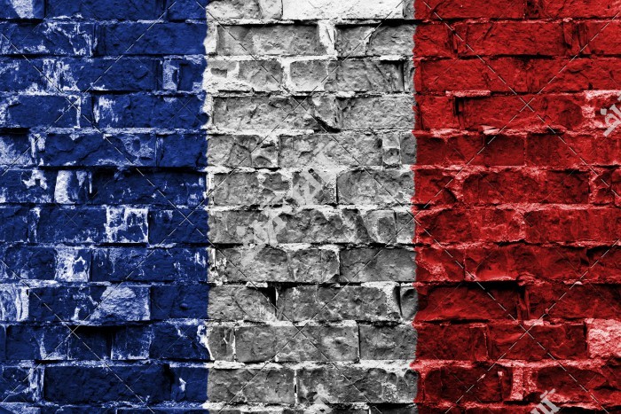 تصویر باکیفیت پرچم فرانسه روی دیوار آجری