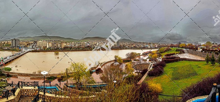 تصویر با کیفیت نمای از پارک و رودخانه شهر سقز در هوای بارانی