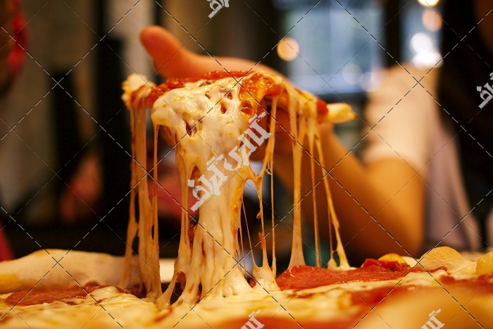 دانلود تصویر با کیفیت پیتزا با پنیر فراوان