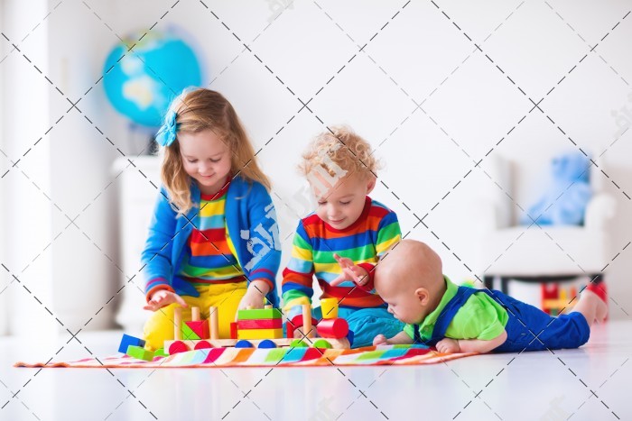 دانلود تصویر با کیفیت کودکان در حال بازی با اسباب بازی