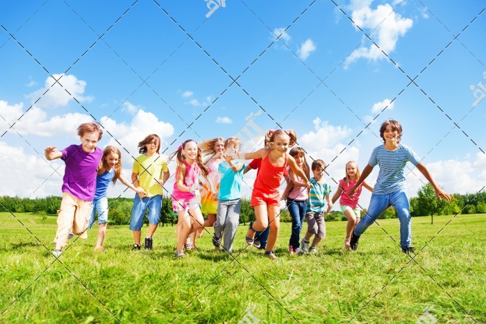 دانلود تصویر استوک با کیفیت بچه های در حال بازی و دویدن روی چمن