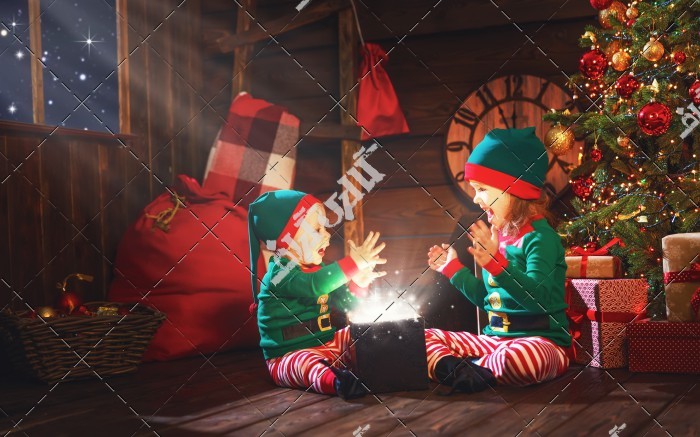 دانلود تصویر استوک با کیفیت کودکان در شب کریسمس