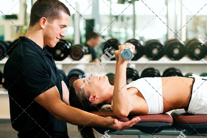 دانلود تصویر با کیفیت زن و مرد در حال تمرین ورزش و فیتنس