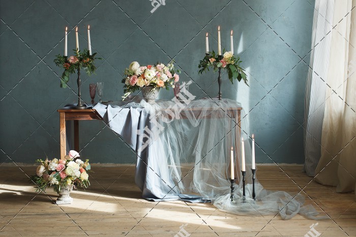 دانلود تصویر با کیفیت دکوراسیون میز عروسی با گل و شمع