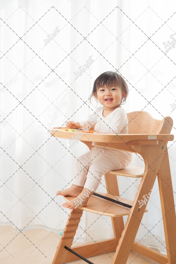 دانلود تصویر با کیفیت کودک زیبا در صندلی مخصوص کودکان