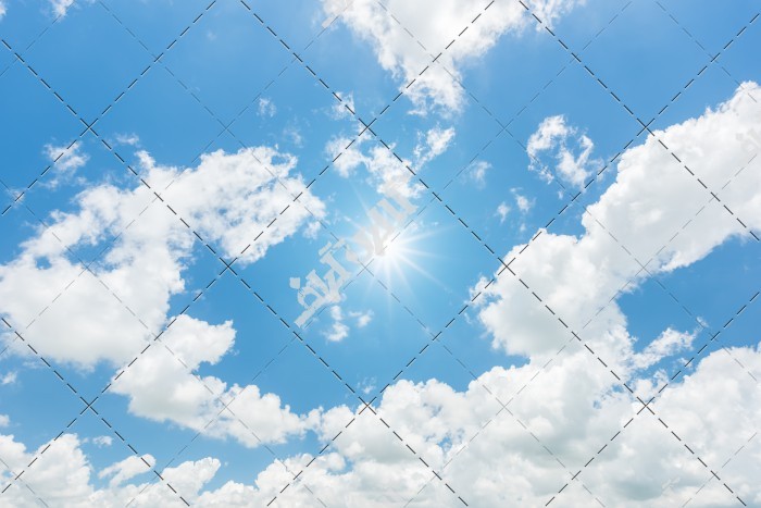 دانلود تصویر با کیفیت نور خورشید میان ابر ها در آسمان آبی