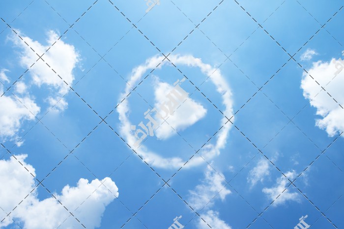 ابر به شکل پلی موزیک در آسمان آبی