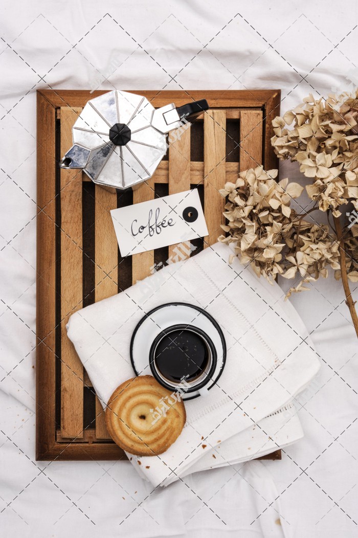 دانلود تصویر با کیفیت چای و نوشیدنی روی میز چوبی