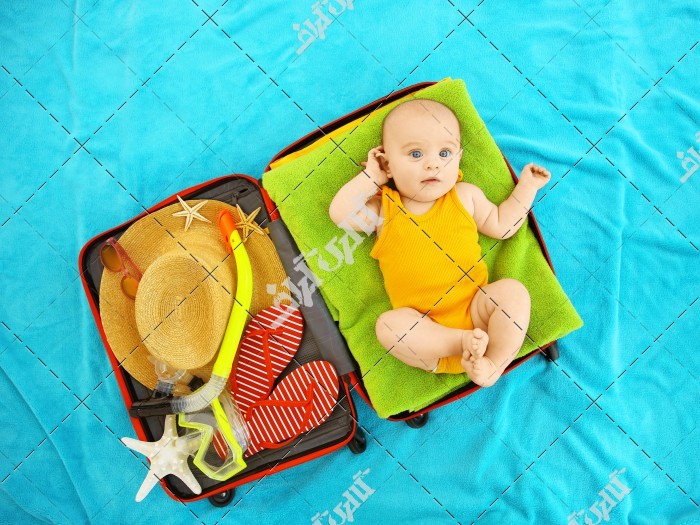 دانلود تصویر با کیفیت کودک در چمدان مسافرت