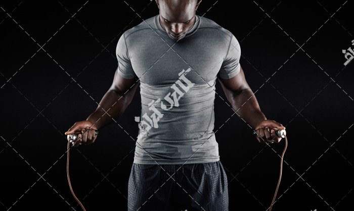 عکس مرد ورزشکار در حال طناب زدن