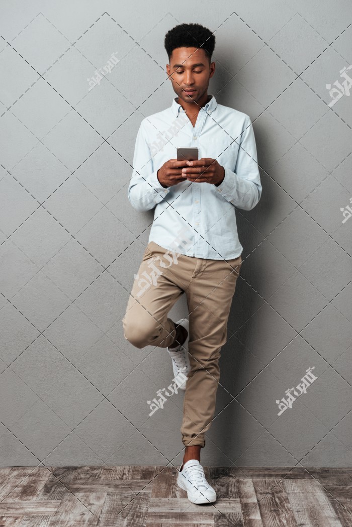تصویر عکس مرد در حال کار با تلفن همراه
