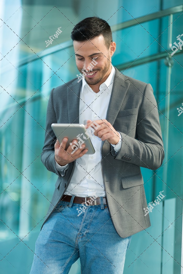 عکس مرد در حال کار با تبلت