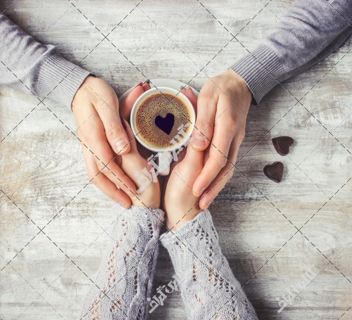 تصویر عاشقانه دستان دو عاشق در کافه