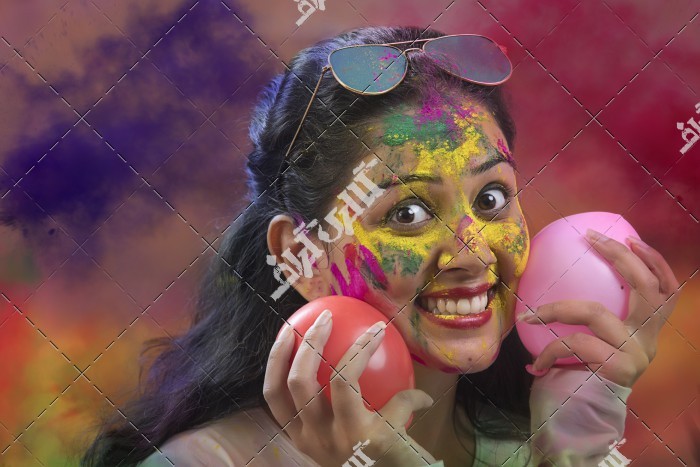 تصویر دختر در جشن رنگ ها