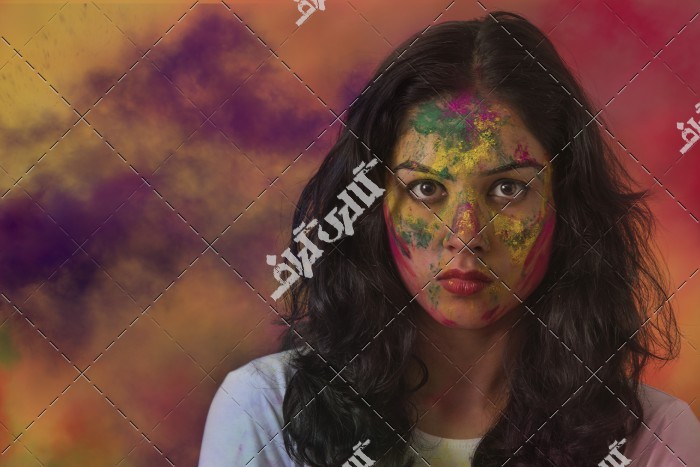 دختر هندی در بازی با رنگ ها