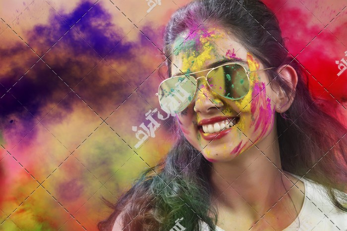 عکس دختر هندی در جشن و بازی رنگ ها