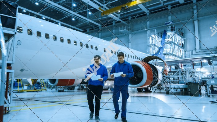 عکس کارکنان تولیدات قطعات هواپیما