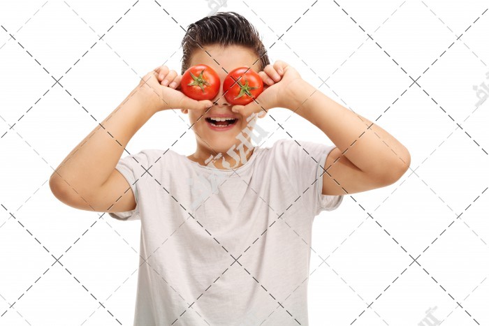 تبلیغ پسر جوان تغذیه سالم با گوجه فرنگی