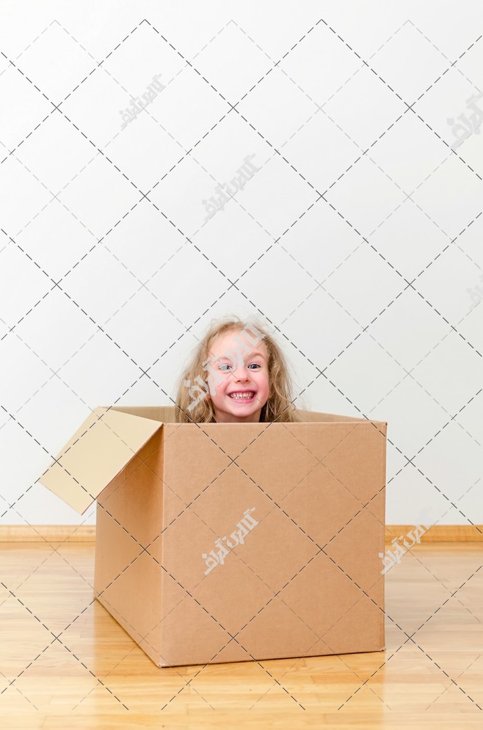 عکس دختر بچه داخل جعبه
