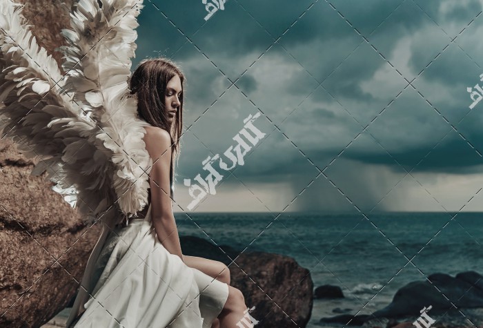 عکس مدل زن فرشته در دریا
