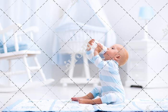 عکس بچه در حال خوردن شیر