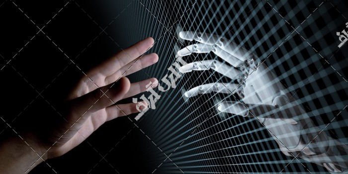 عکس دست ربات و دست انسان روی دیوار مجازی
