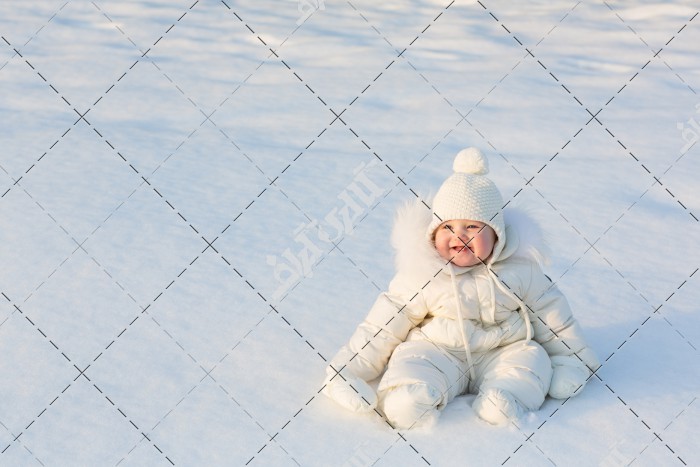 کودک خندان روی برف زمستان