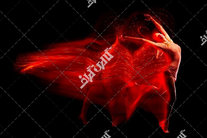 عکس زن رقصنده در لباس قرمز