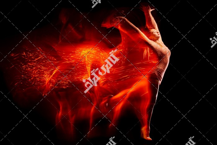 زن در حال رقص در لباس قرمز