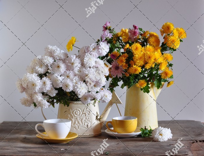 گل های سفید و زرد روی میز