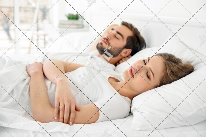 عکس زوج جوان خوابیده در تخت