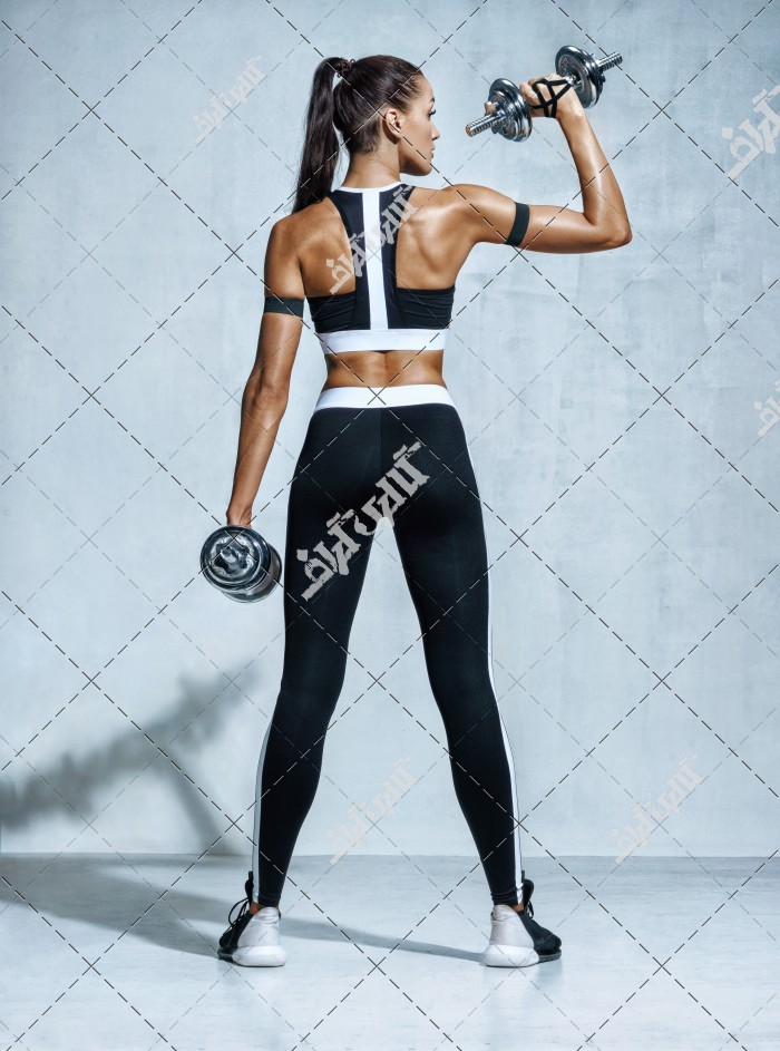عکس کار با وزنه زن فیتنس کار و بدنساز